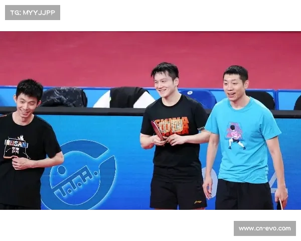 樊振东训练场上与周恺激烈对抗 展现顶级乒乓球技巧与默契配合 樊振东训练场上与周恺激烈对抗 展现顶级乒乓球技巧与默契配合